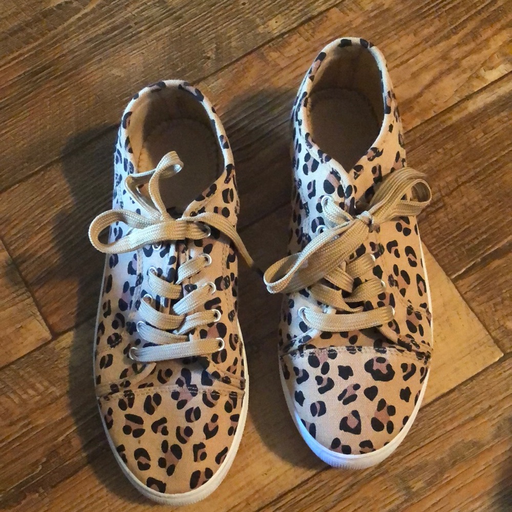 Women size 8 fun tan and black tennis shoes